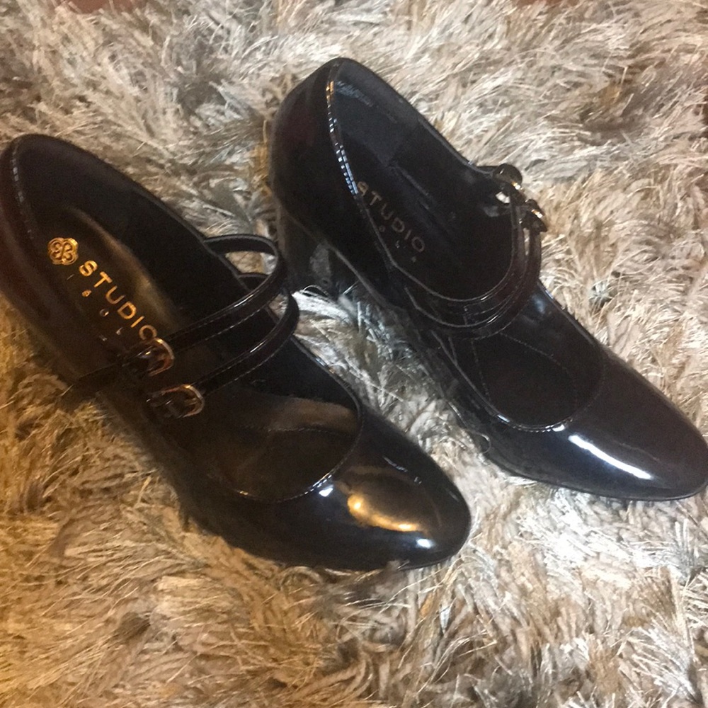 Adorable Mary Jane black pumps